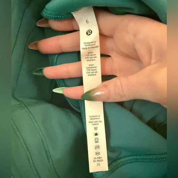 Lululemon Patterned Green Leggings w/Pockets, Size 6! - Picture 3 of 4